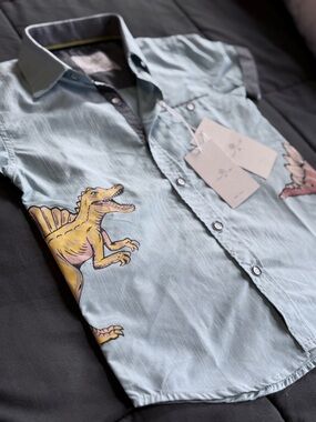 Light Blue Men's Short-Sleeve Button-Up Shirt with Yellow Dinosaur Print